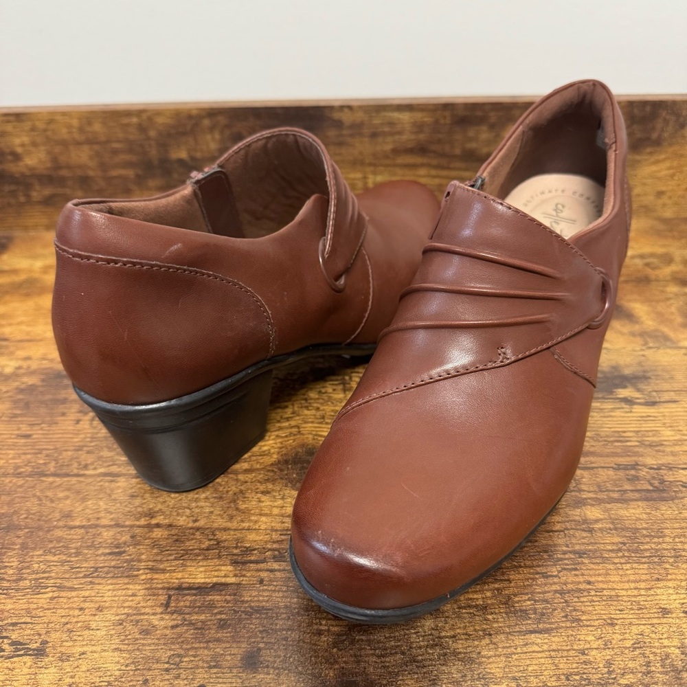 Clarks Emslie Willa Leather Heeled Booties in Mahogany Size 9 Side Zip Comfort